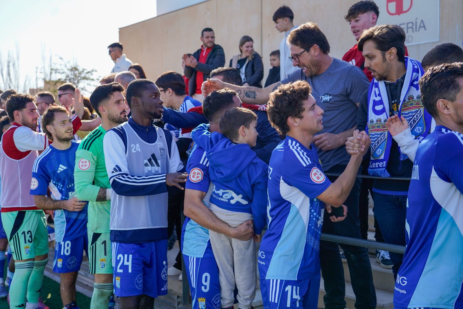 Jaime López y Nané, autores de los goles en Almería, saludan a varios aficionados junto a sus compañeros.