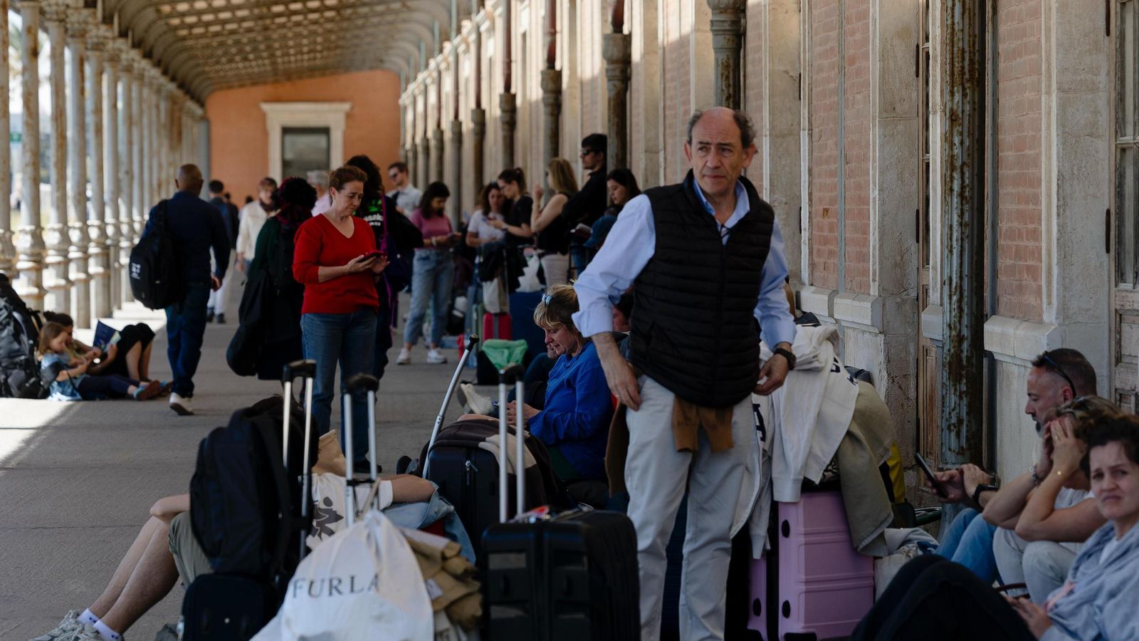 Las imágenes del apagón general en Cádiz: caos en el tráfico, supermercados llenos y tiendas obligadas a cerrar
