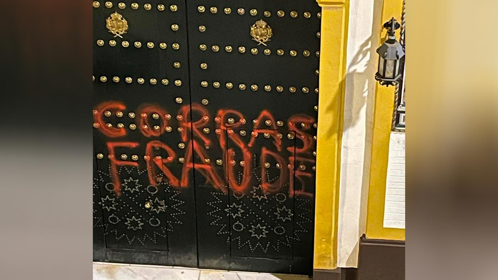 Pintadas en la puerta de la capilla de San Andrés, en la calle Orfila