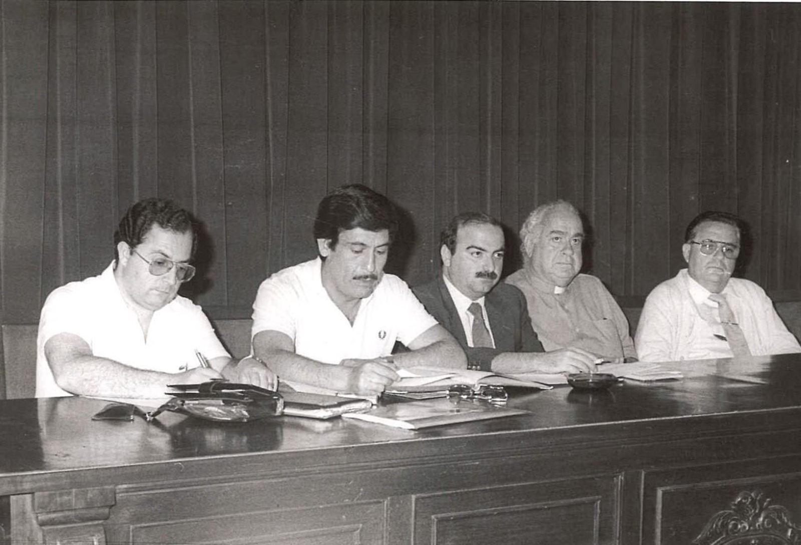 En un pleno en el Obispado presidido por Bernardo Romero, junto a José M. Badajoz, Antonio Bayo y José Vargas.