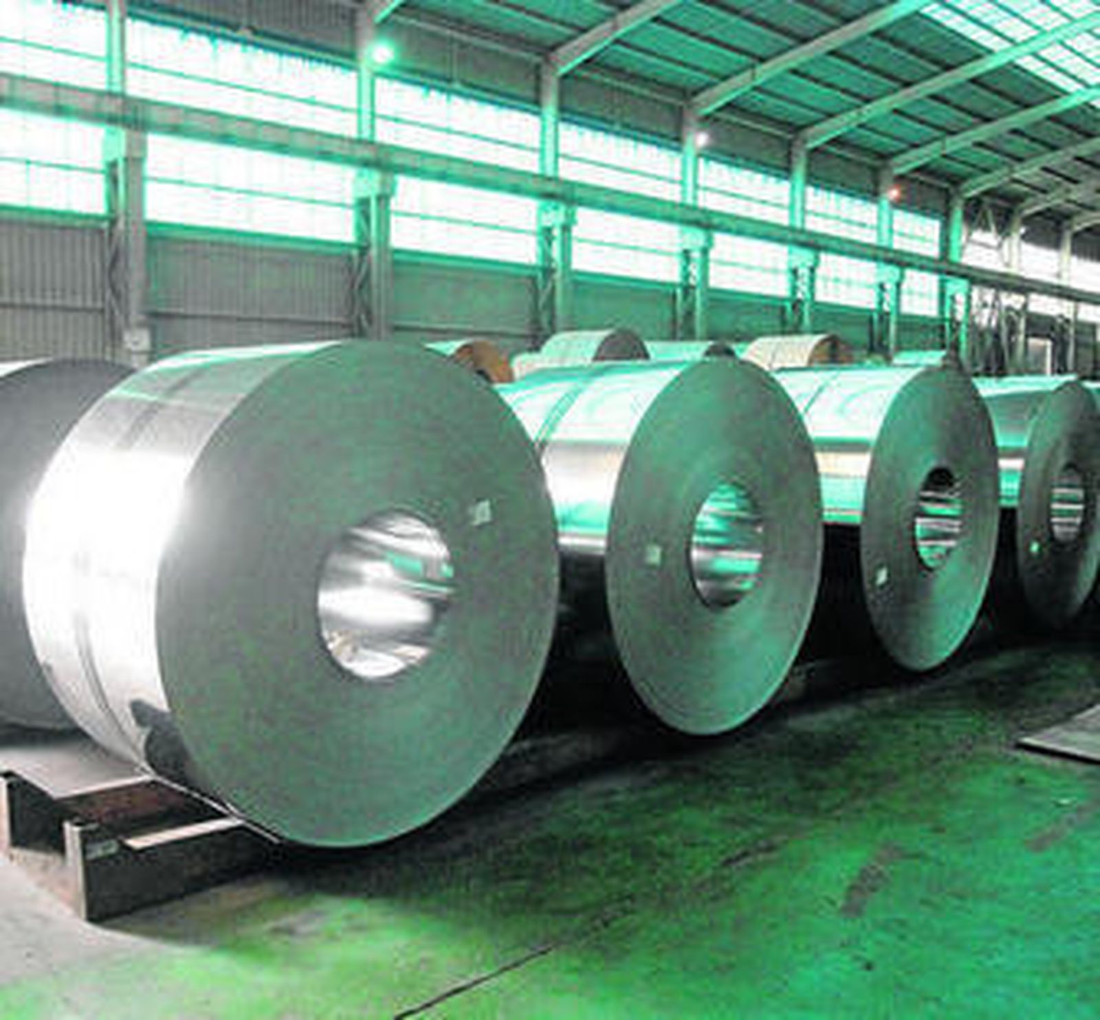 Bobinas de acero en la factoría de Acerinox en Los Barrios.