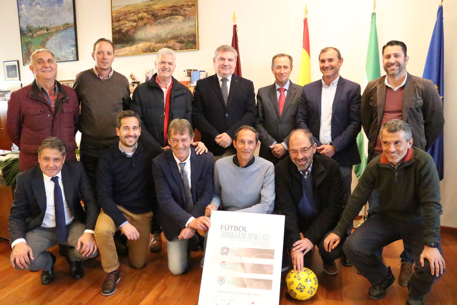 Foto de familia, en formación, de algunos de los protagonistas del torneo que la próxima semana acogerá Chiclana.