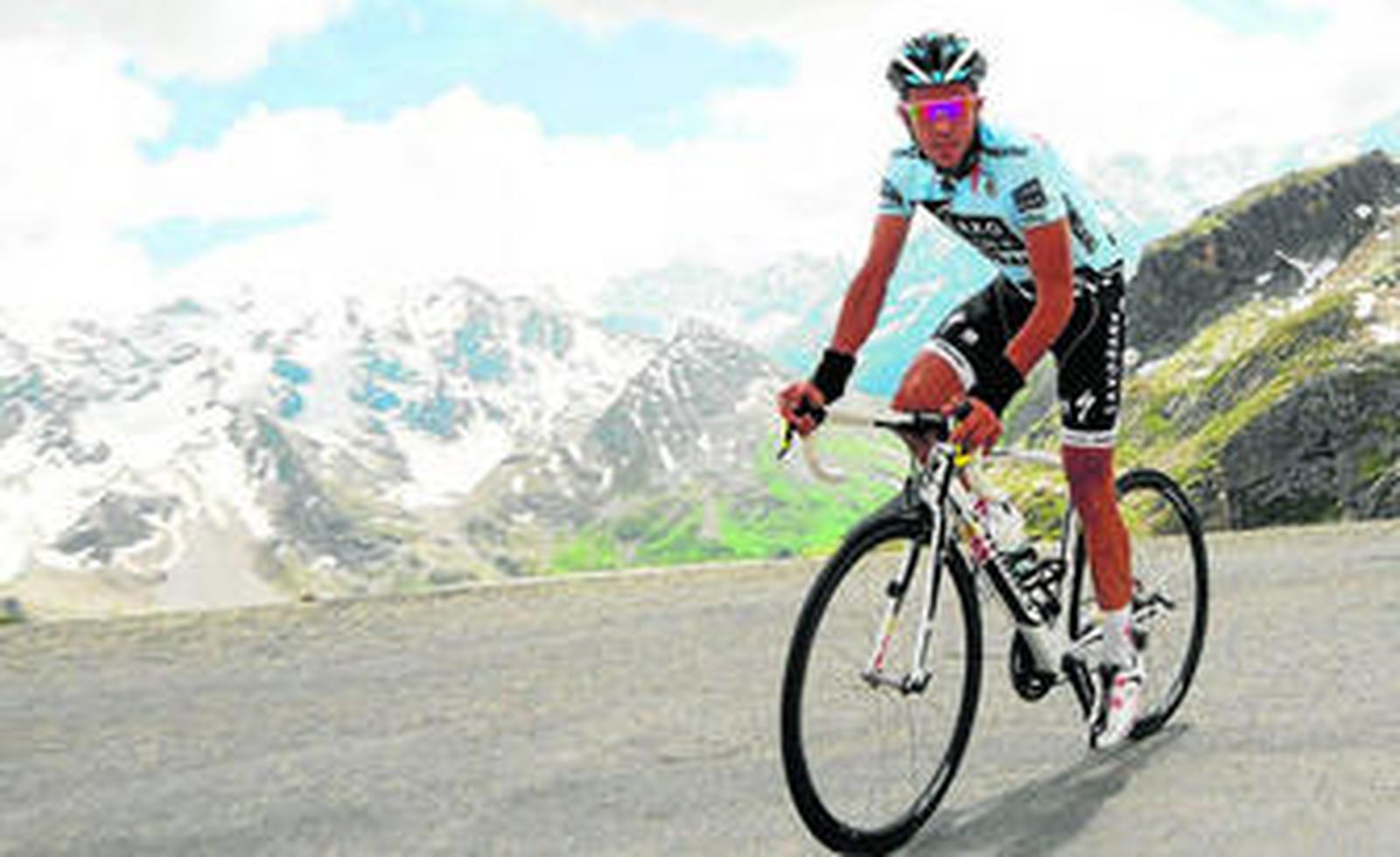 Alberto Contador se dispone a tomar una curva en el ascenso al Galibier, donde entrenó ayer.