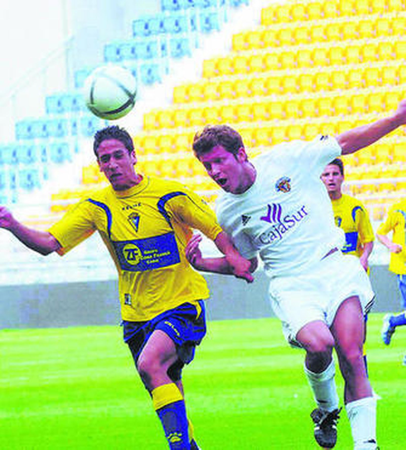Guedes (i.) salta con un rival en un partido con el Cádiz B.