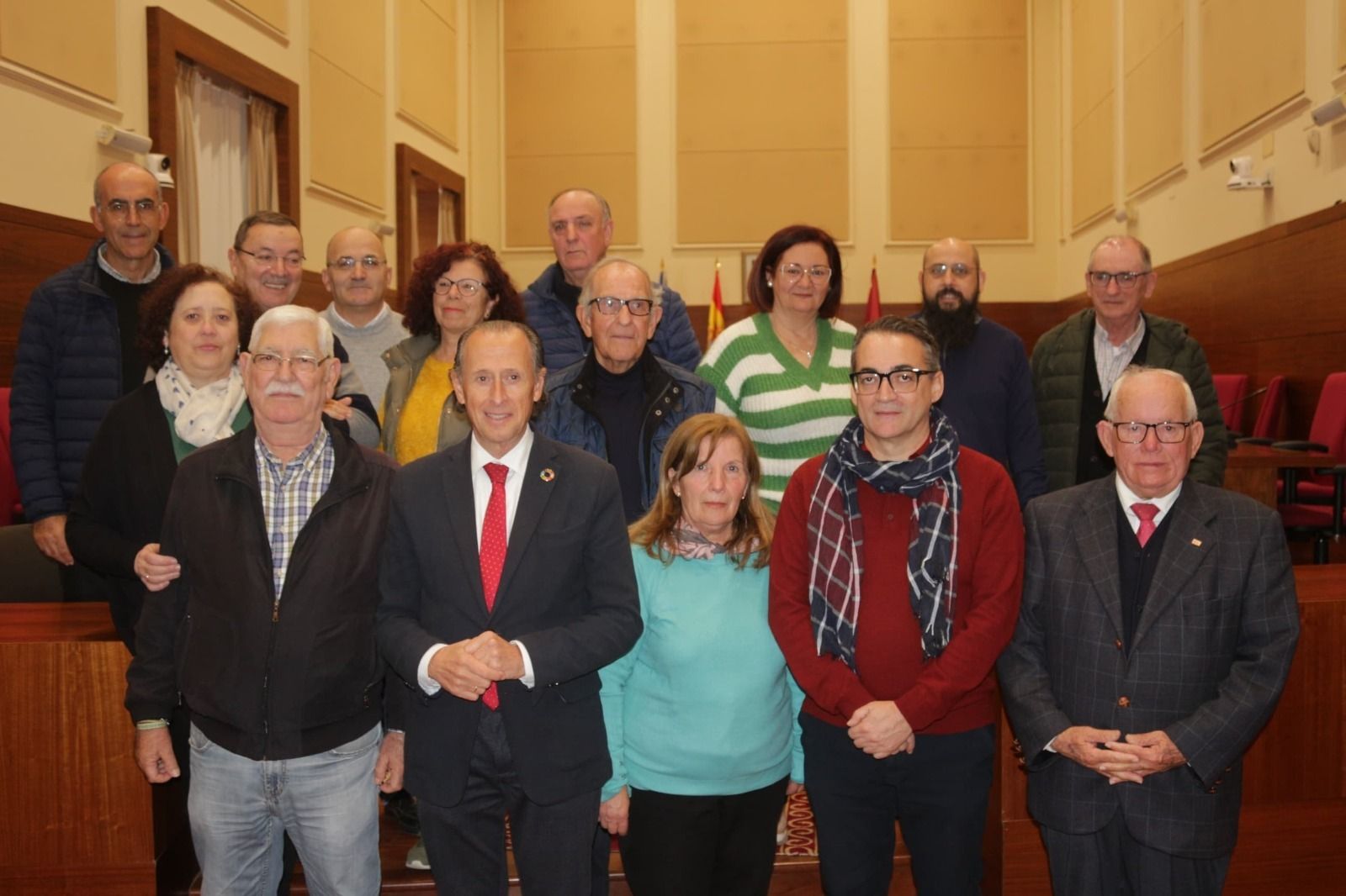 Representantes de los colectivos firmantes, junto al alcalde y al delegado de Servicios Sociales.