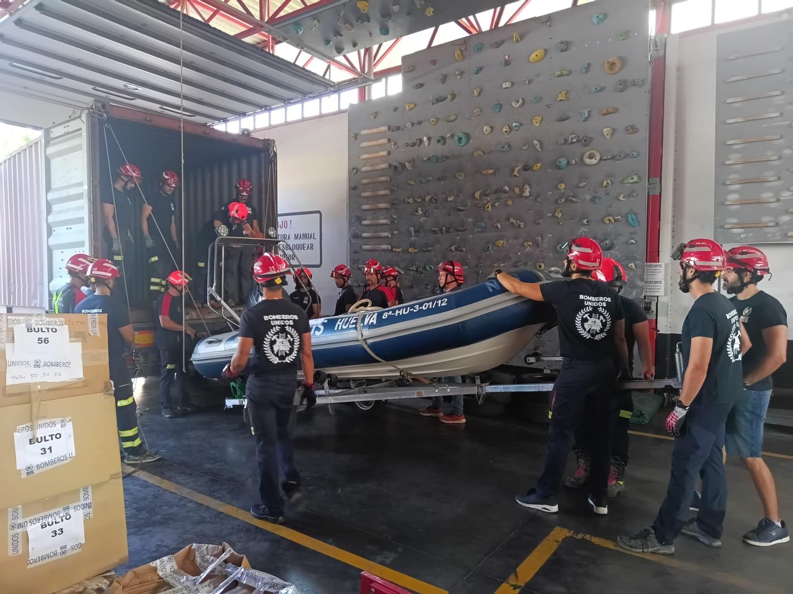 Efectivos de bomberos con una lancha.
