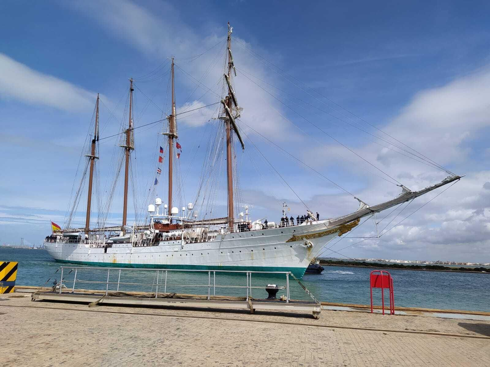 El buque escuela 'Juan Sebastián de Elcano' en la Bahía deCádiz