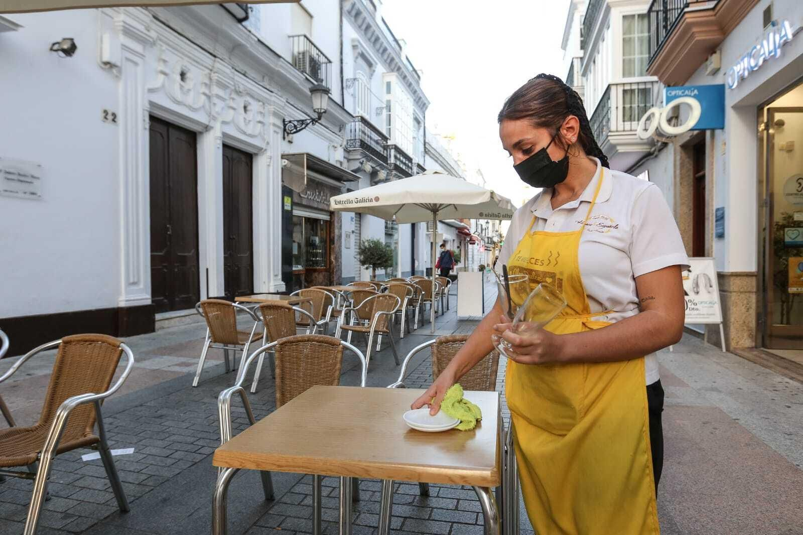 Imágenes de la primera jornada de cierres en bares y comercios de Chiclana