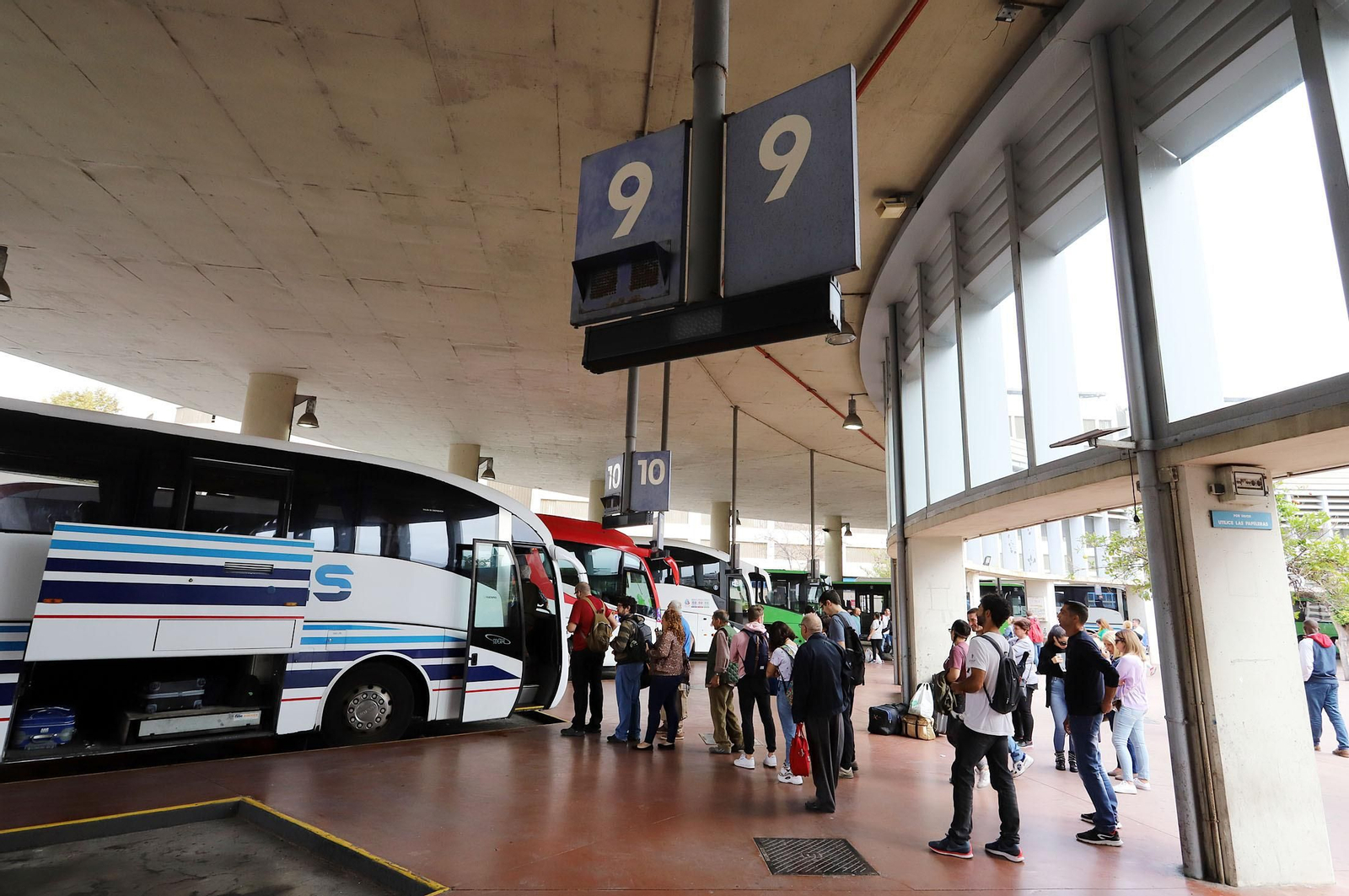Andén de la estación de autobuses de Huelva.