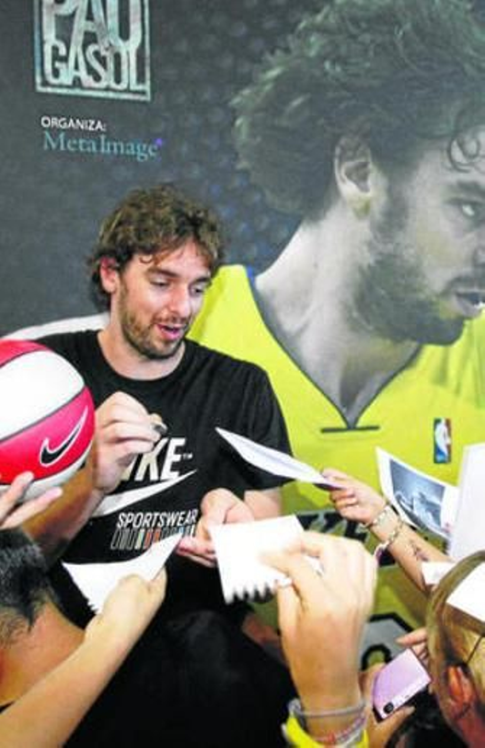 Gasol firma autógrafos en un acto promocional.