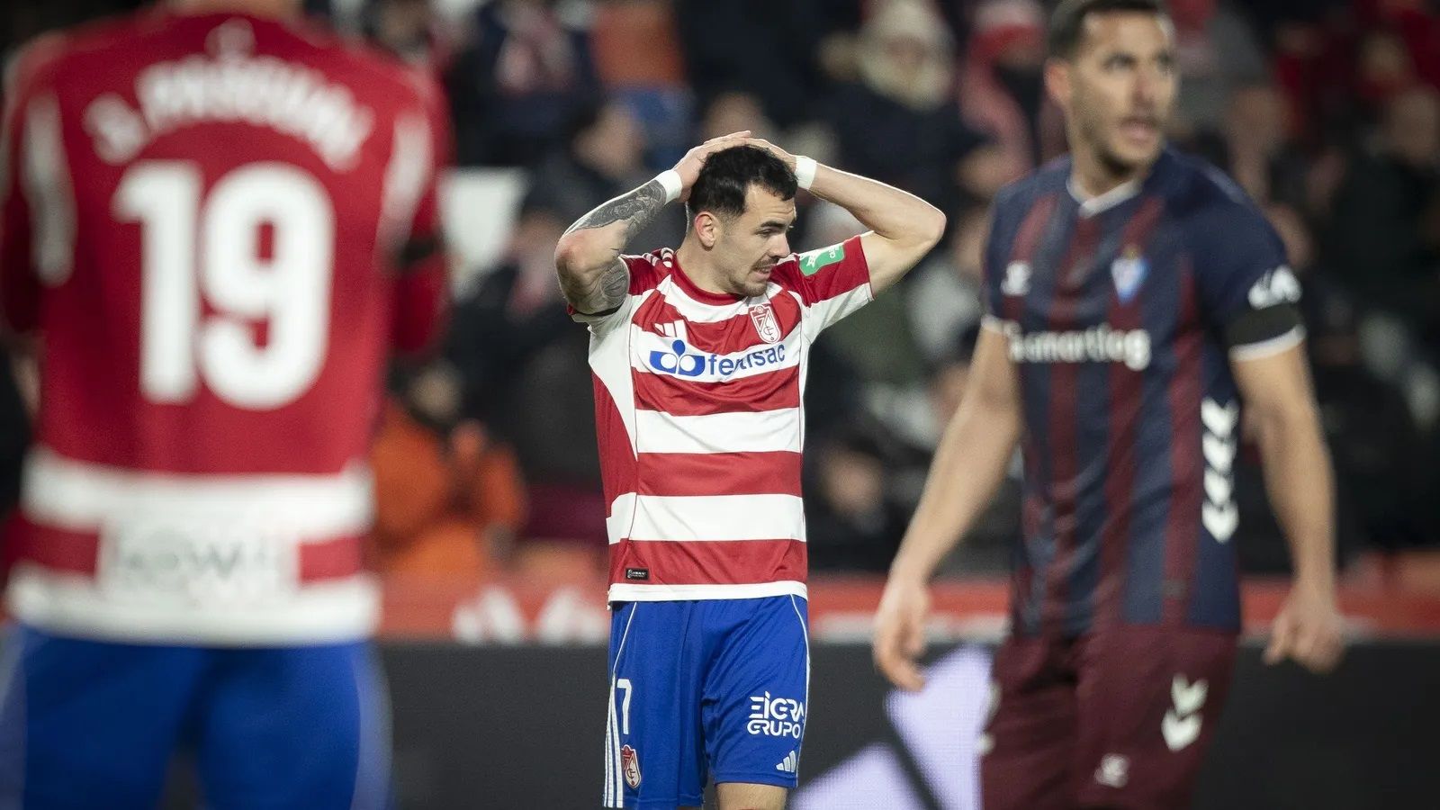 Álex Sola se lamenta en el partido ante el Eibar.