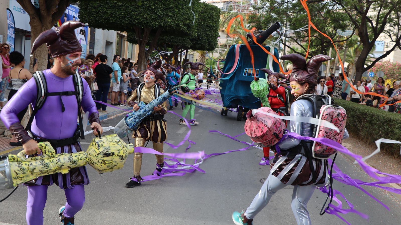 La Batalla de las Flores fue uno de los grandes atractivos de la jornada inaugural de los festejos.