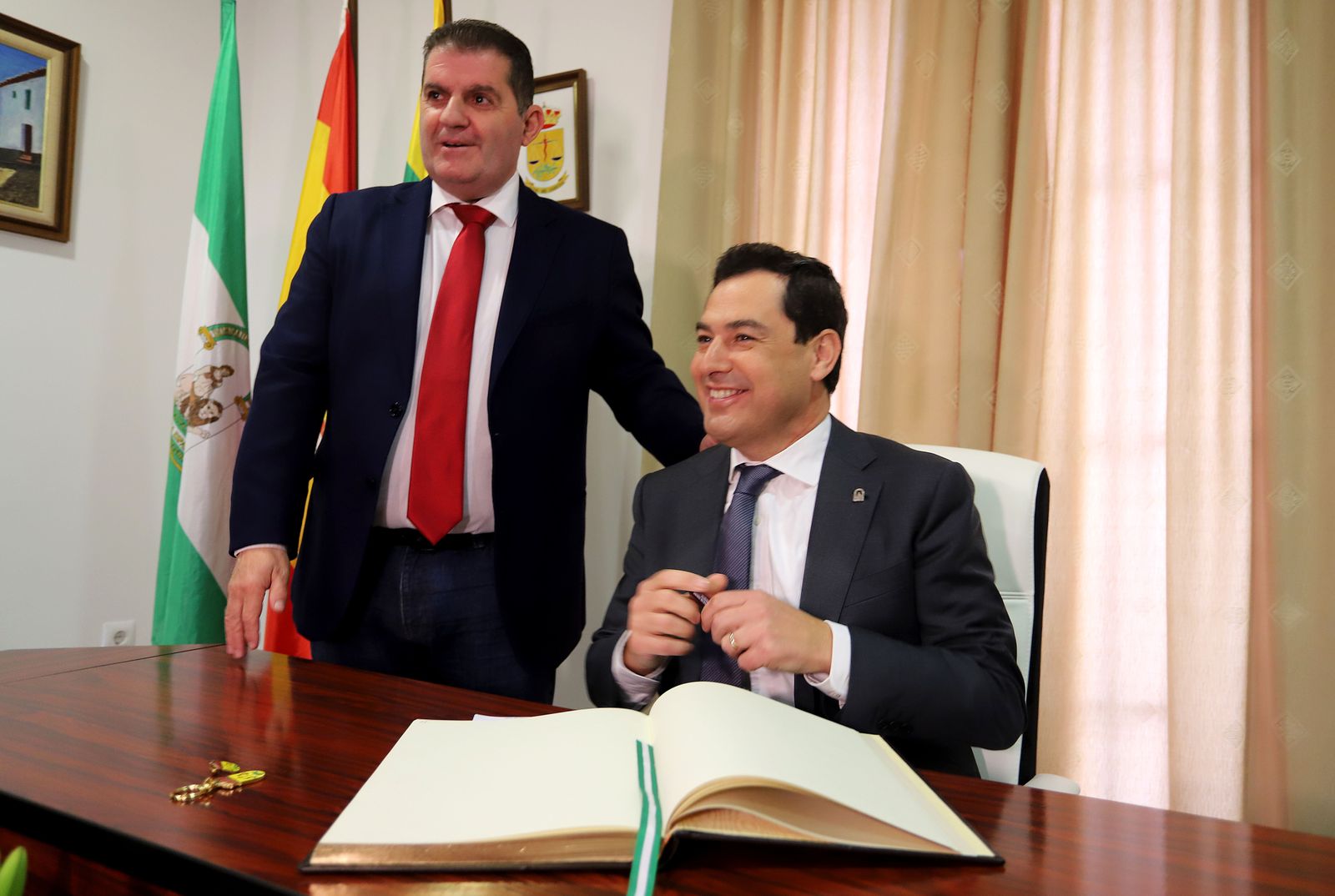 Imágenes de la visita del presidente de la Junta, Juanma Moreno a Jabugo, Ayuntamiento y sede de la DO Jabugo.