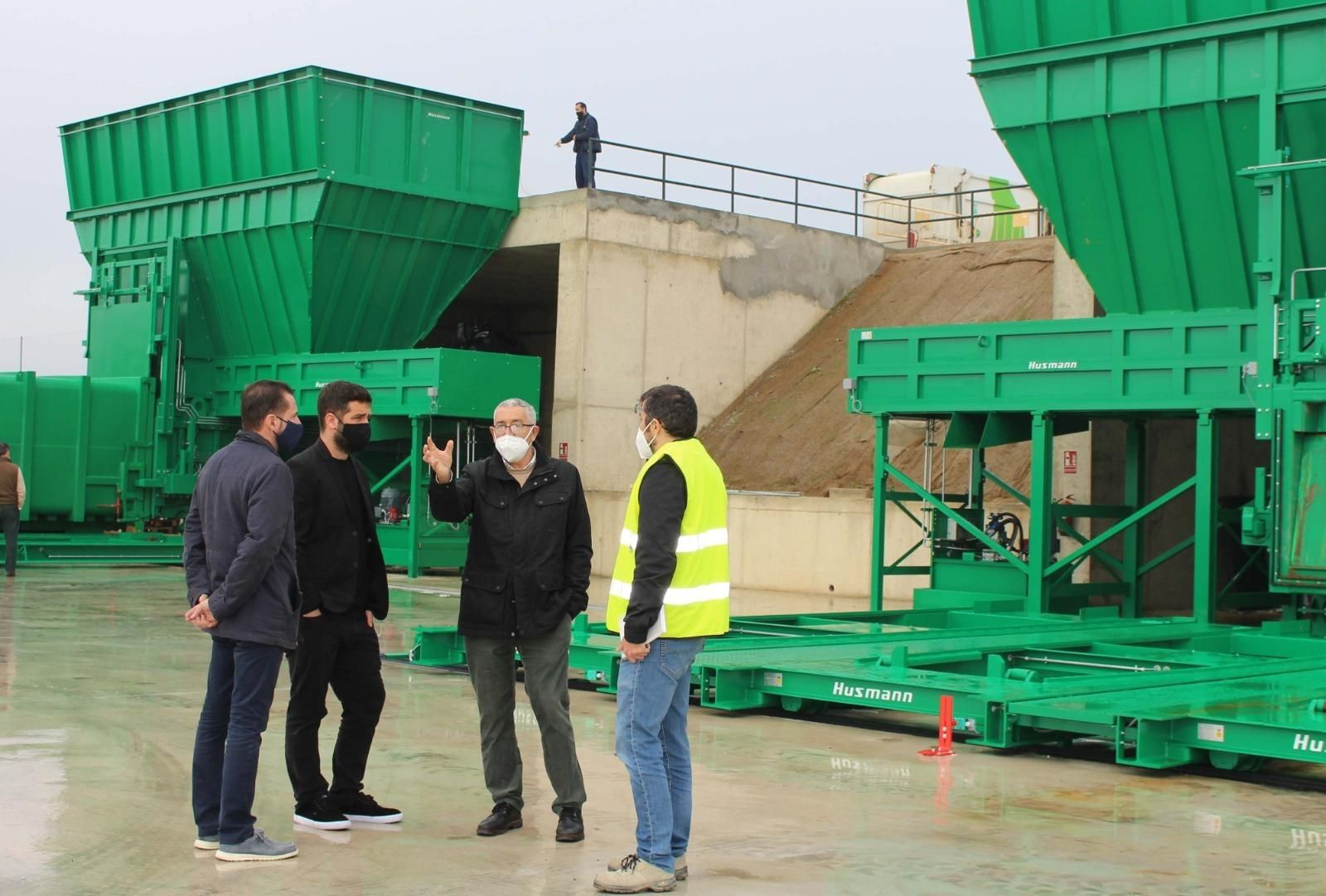 El gerente de Chiclana Natural, Santiago Gutiérrez, y el concejal de Medio Ambiente, Roberto Palmero, en las instalaciones.