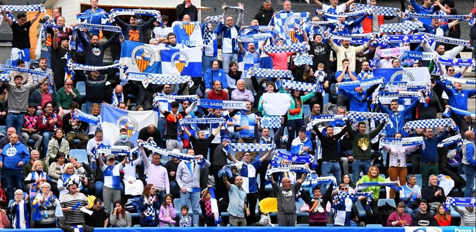 La afición del Sabadell en la Nova Creu Alta.