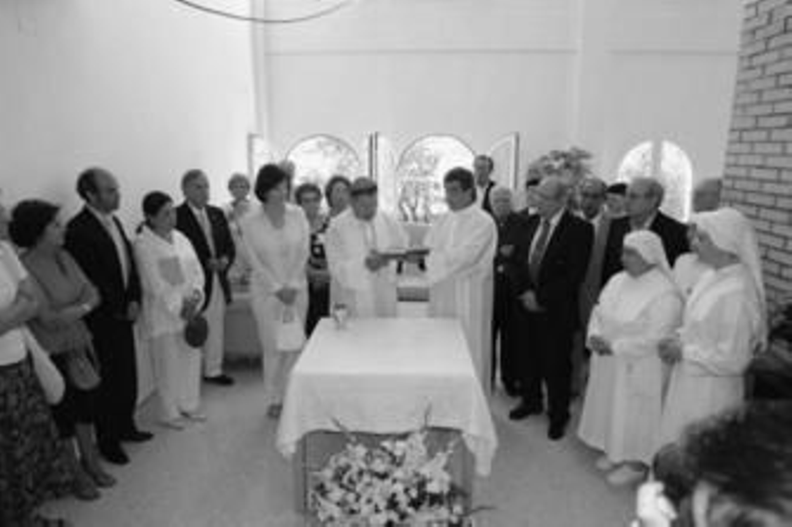 Antonio Ceballos Atienza bendice las instalaciones, ayer en San Enrique.