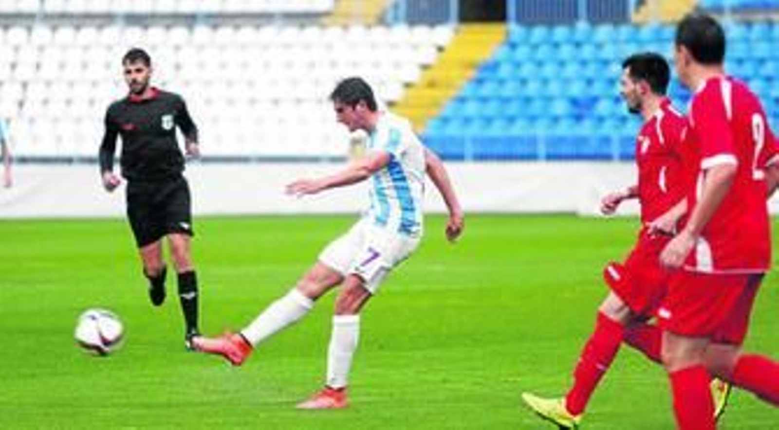 Mula chuta a puerta en el pasado encuentro ante el Martos.