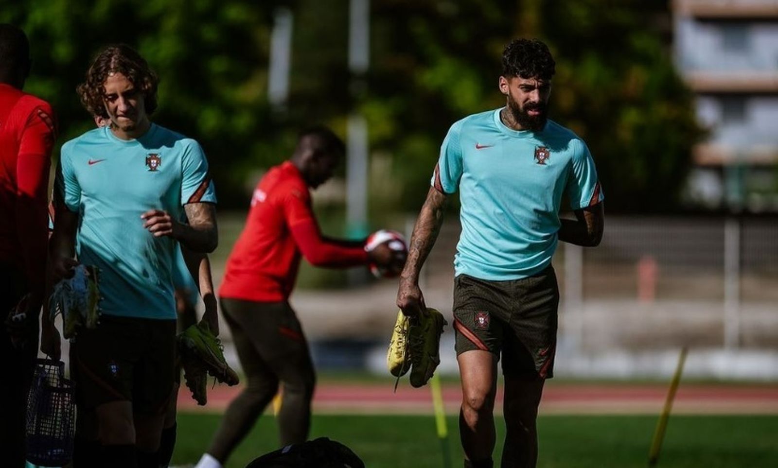Samu Costa, a la derecha, en un entrenamiento con el combinado portugués