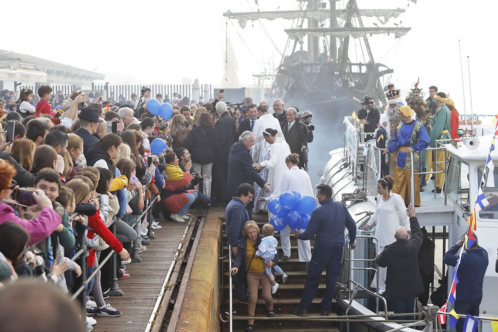 Imágenes de la mágica llegada de los Reyes Magos y la Estrella de la Ilusión a Huelva en barco