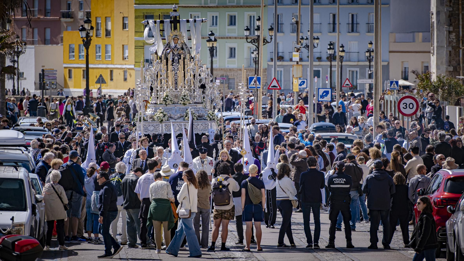 Imágenes de la salida de Santo Entierro en la Semana Santa de Cádiz 2025