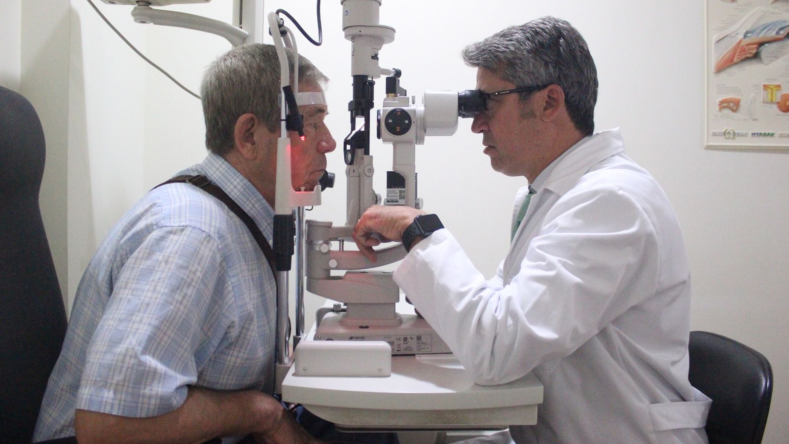 El doctor Ernesto Pereira atiende a un paciente