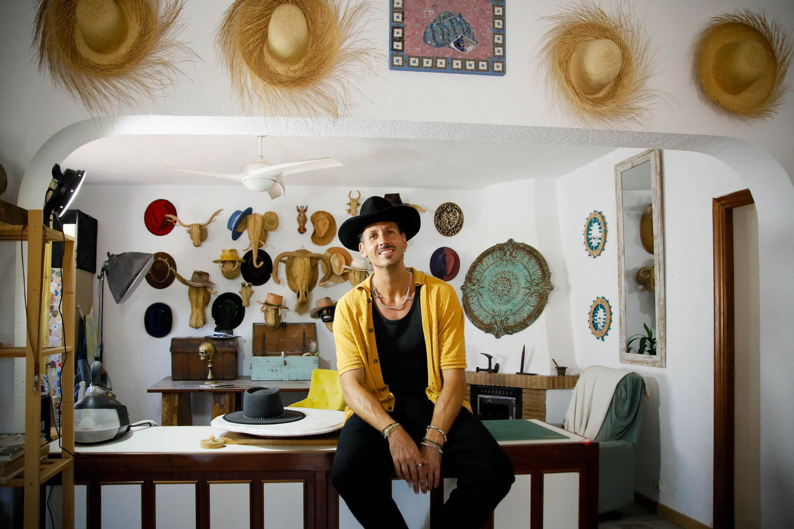 Imágenes del proceso creativo en sombreros de Alejandro Mateo