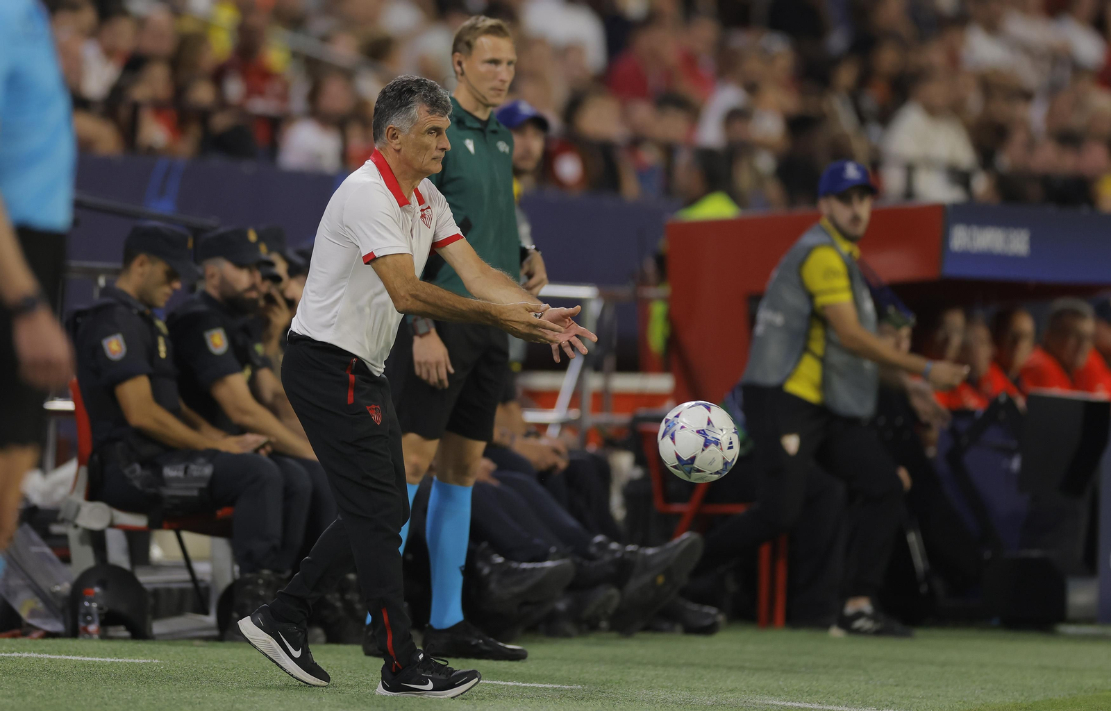 Mendilibar devuelve un balón al terreno de juego en su debut de Champions.