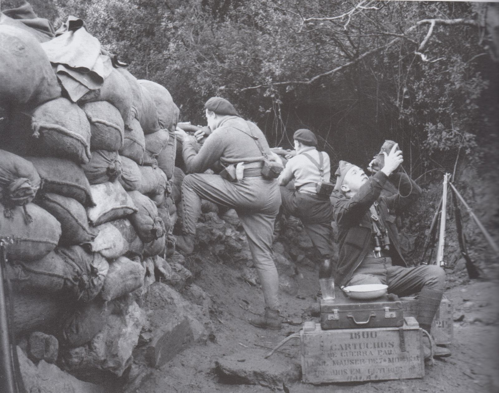 Almuerzo al cuidado de un parapeto en el frente de Vizcaya, en una fotografía de Julio Guelbenzu. LA ESFERA