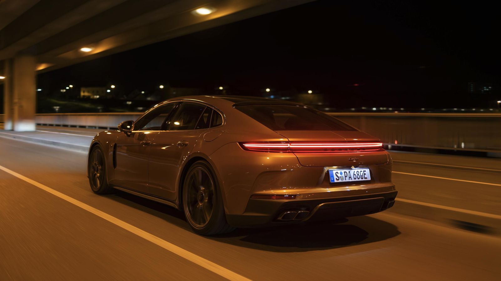 El motor V8 se usará tanto en versiones electrificadas como otras que no lo están. El motor V8 se usará tanto en versiones electrificadas como otras que no lo están.