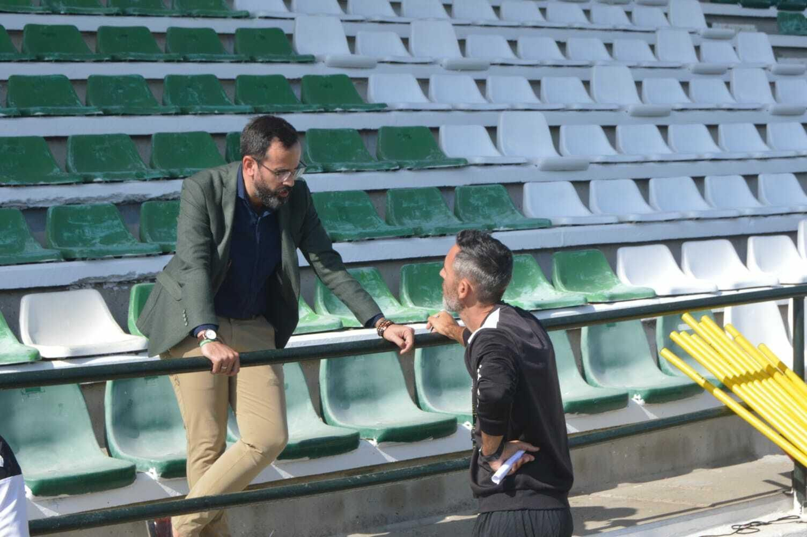 Abel Gómez charla con el presidente Miguel Ángel González en El Palmar.