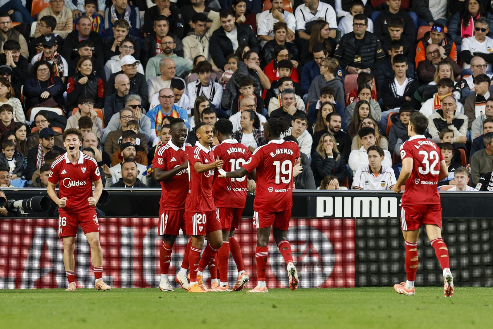 Los jugadores del Sevilla celebran el gol que adelantó a los de Matías Almeyda en Mestalla ante el Valencia este domingo.