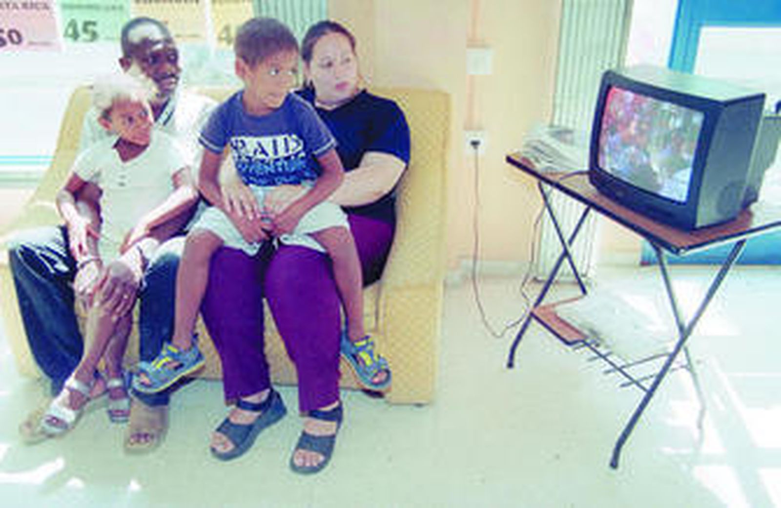 Una familia de inmigrantes regenta un locutorio ubicado en el barrio de la Macarena.