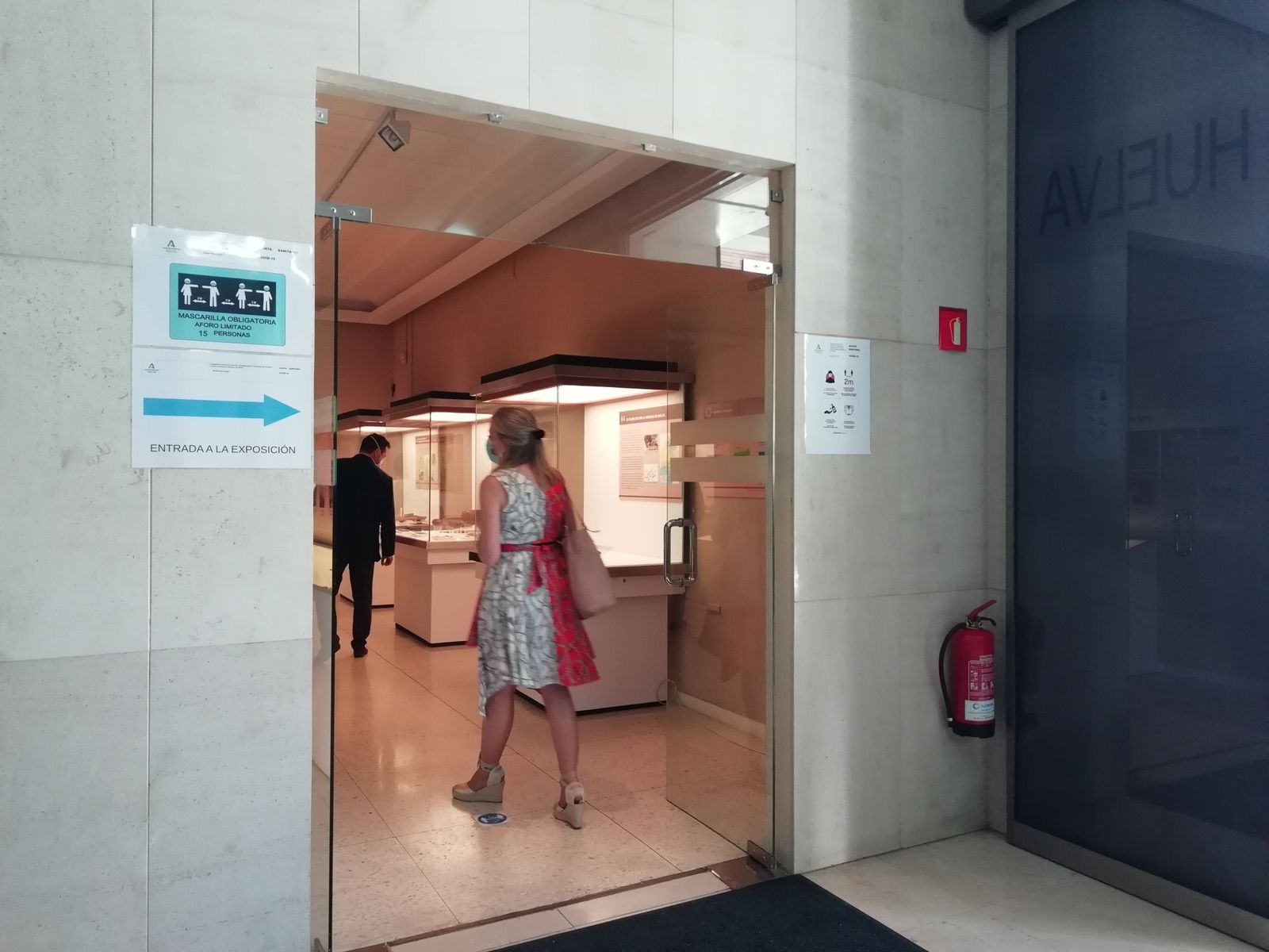 Dos visitantes en la sección de Arqueología del Museo de Huelva.