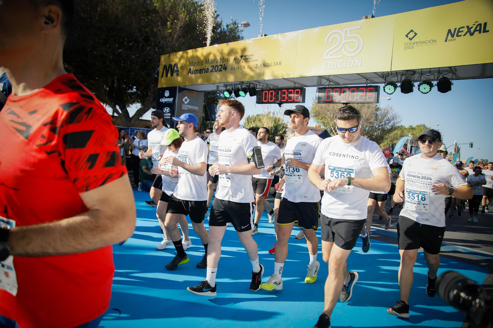 Imágenes de la salida de la Media maratón Ciudad de Almería