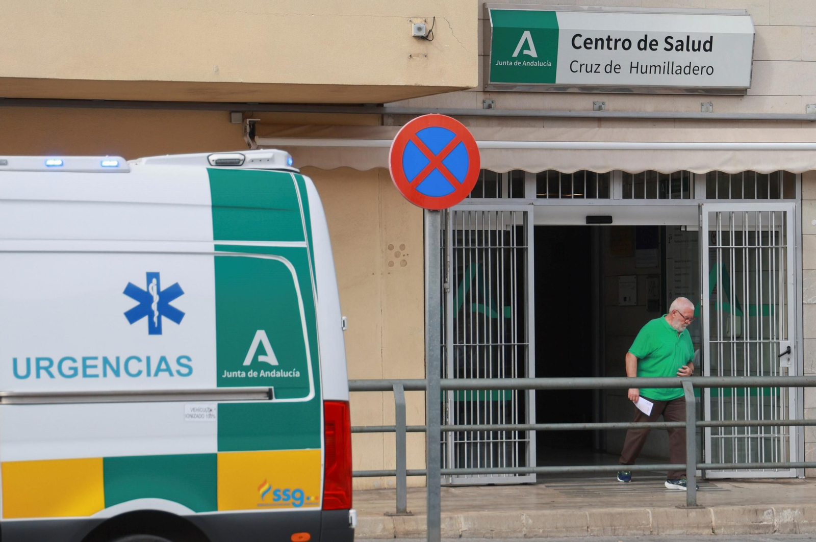 Un paciente sale de un centro de salud en Málaga.