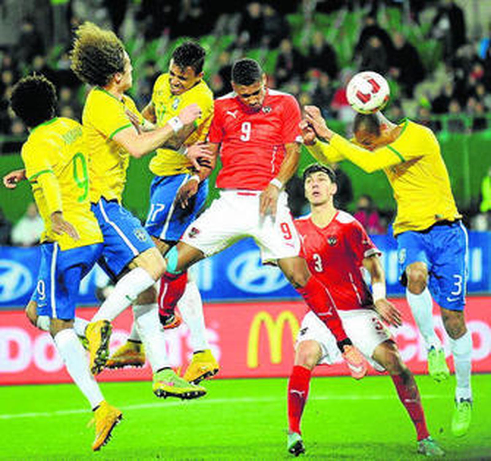 Miranda, en un salto durante el partido ante Austria en el que se lesionó.