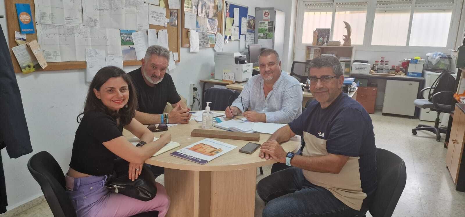 Reunión entre la delegación de playas de La Línea y Fegadi.