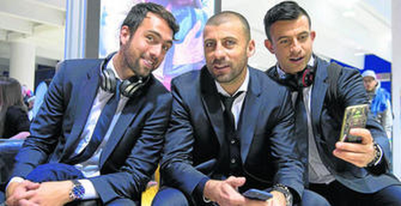 De izquierda a derecha, Matías Delgado, Walter Samuel y Behrang Safari posan para los fotógrafos a su llegada al aeropuerto de Sevilla.