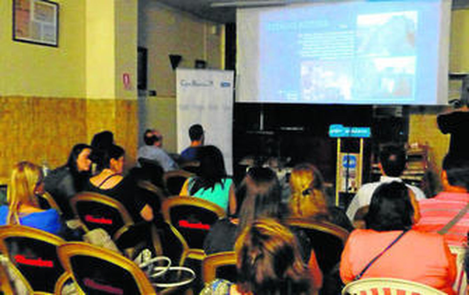 El público observa las proyecciones preparadas.