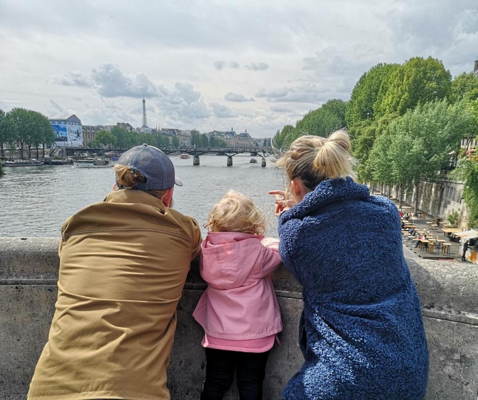 La familia protagonista del blog 'Viajandodo', en una de sus visitas a París.