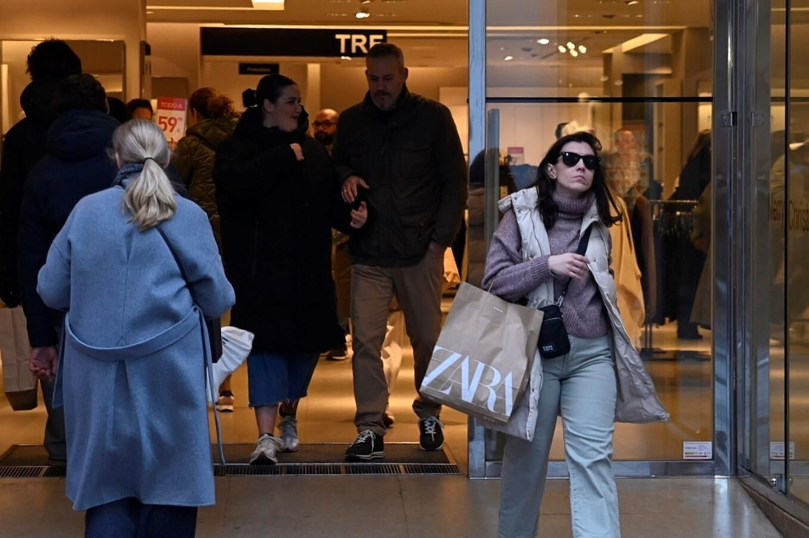 Las cordobeses se echan a la calle el primer día de las rebajas de invierno, en imágenes
