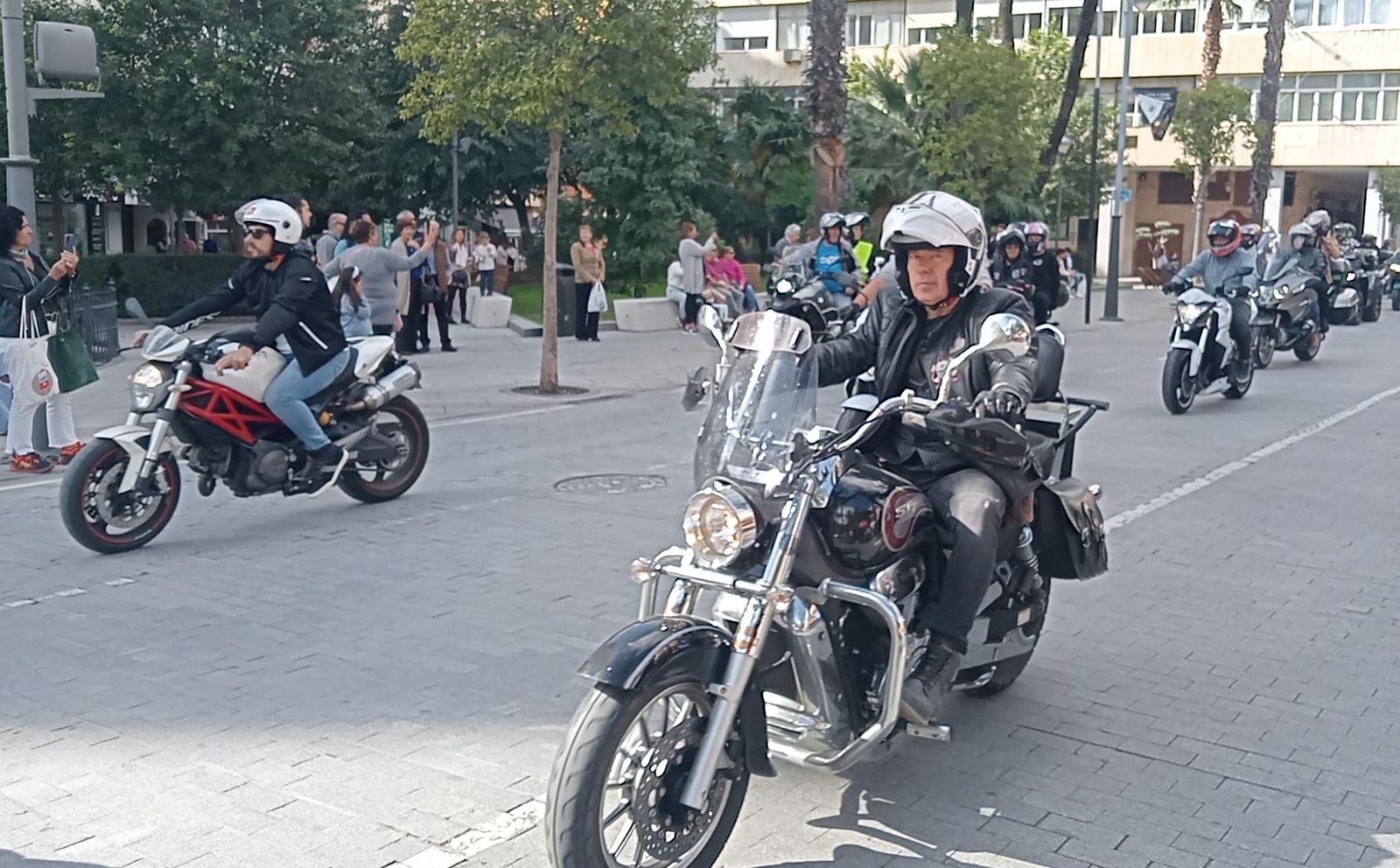 Imágenes de la concentración motera en memoria de Hugo Millán por las calles de Huelva