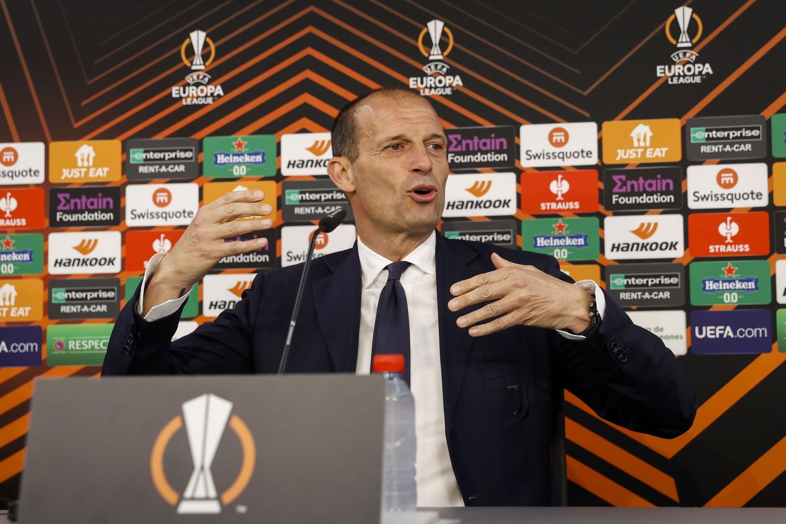 Allegri se expresa con buen humor en la sala de prensa del Sánchez-Pizjuán.
