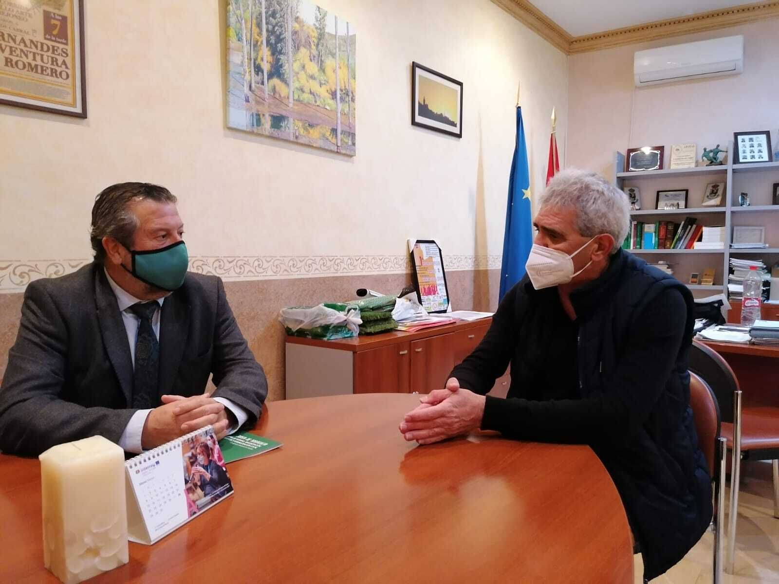 El delegado durante la reunión mantenida con el alcalde de Escacena.