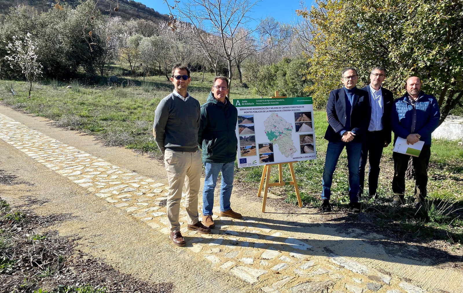 Visita a uno de los caminos mejorados en Cabra.