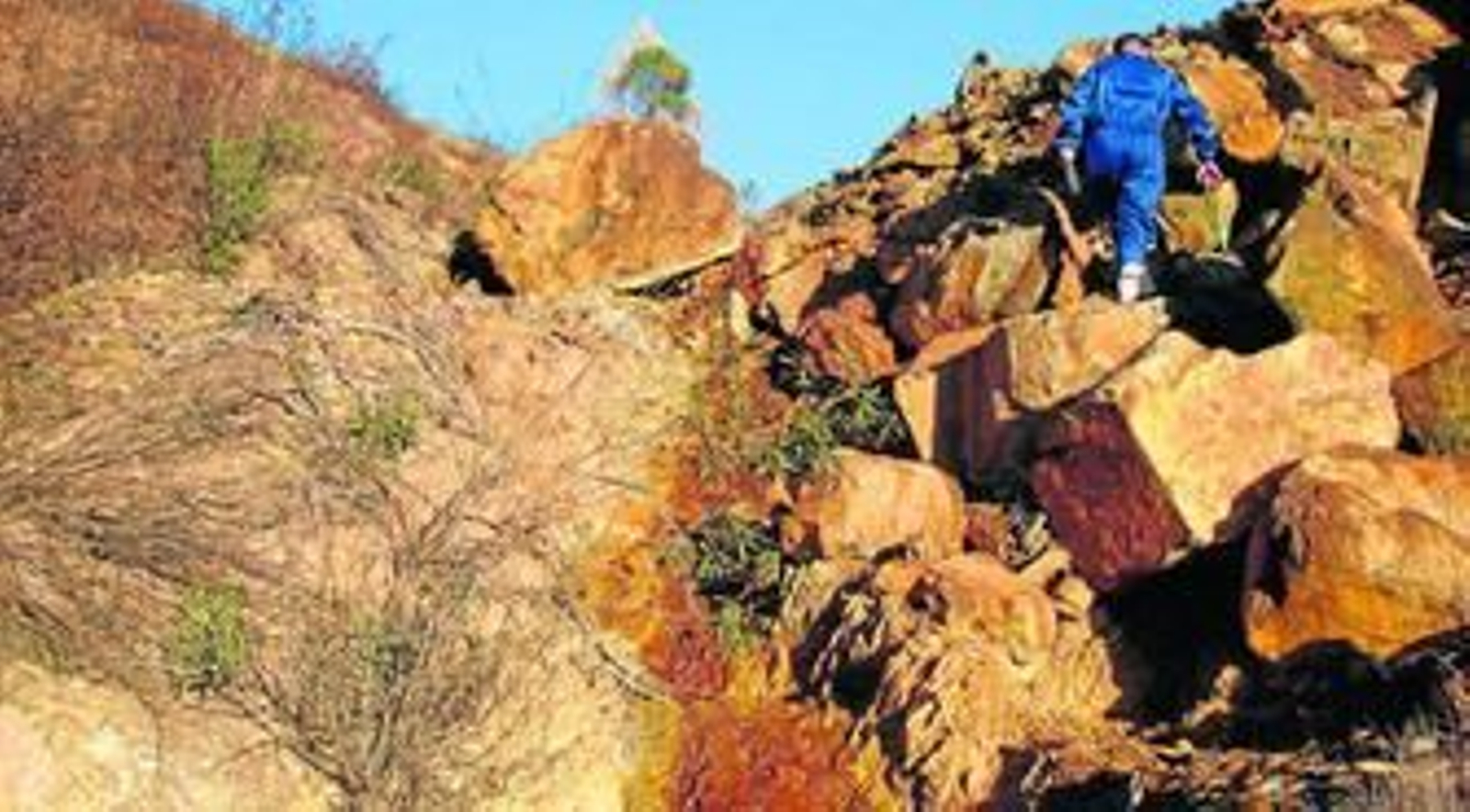 Presa de Aguzadera, uno de los focos de emisión de aguas ácidas a la cuenca del Odiel.