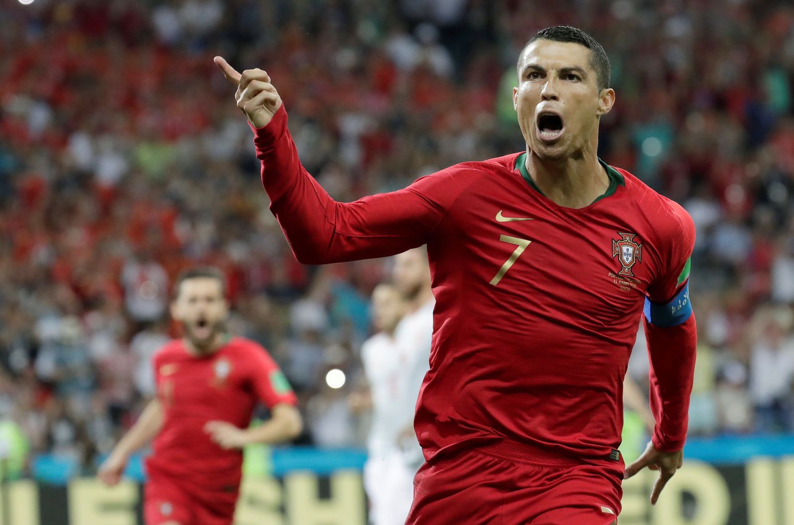 Cristiano Ronaldo celebra el 1-0 anotado ante España, de penalti, en el estadio de Sochi.