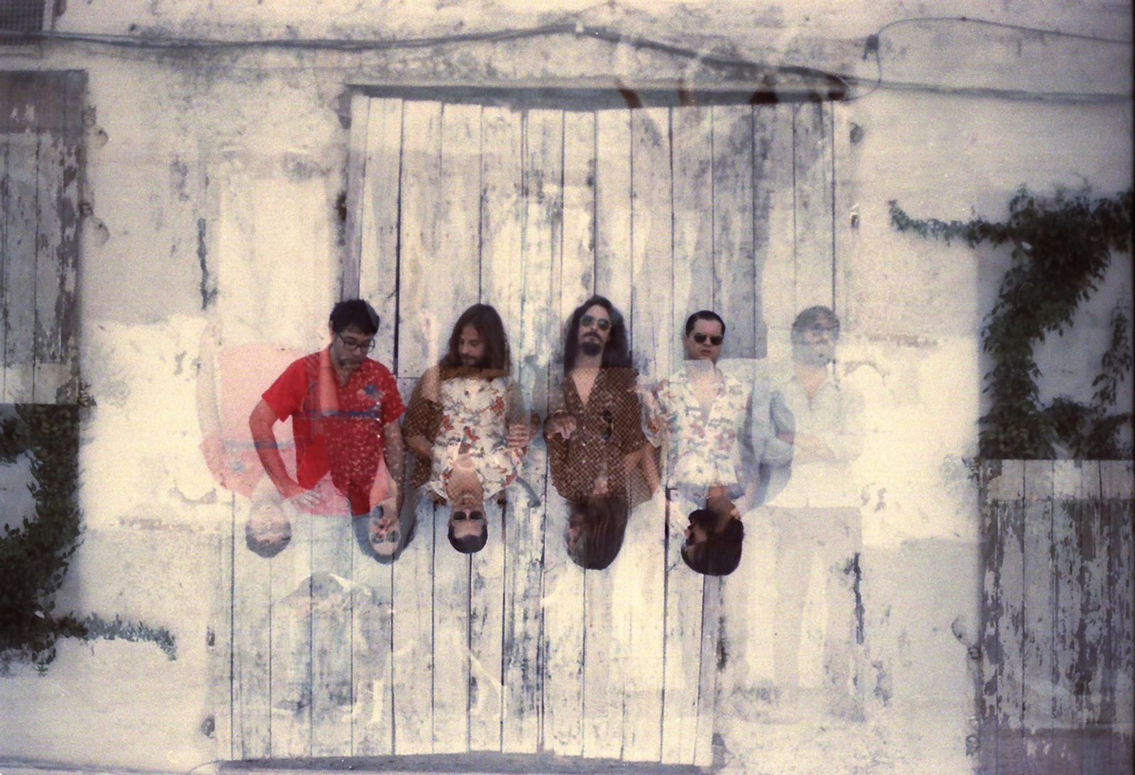 Los cinco miembros de The Milkyway Express, en una imagen promocional de su último álbum.