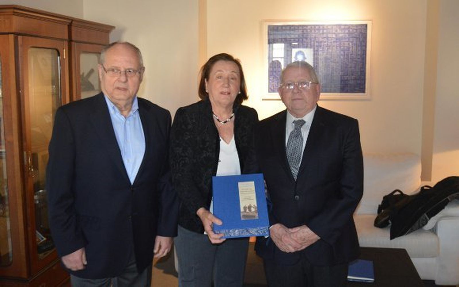Lucio Martínez de Salazar, Carmen  Sepúlveda de Arámburu mostrando el libro-museo y Ramón Ariza.  Foto: Ignacio Casas de Ciria