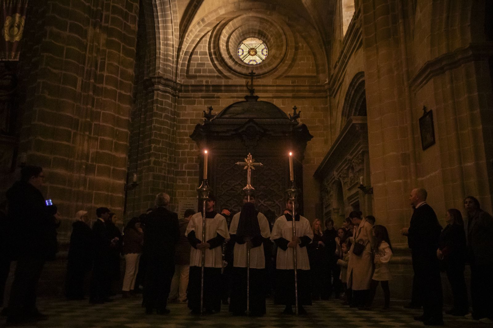Así fue el viacrucis del Cristo de la Viga por el interior de la Catedral de Jerez
